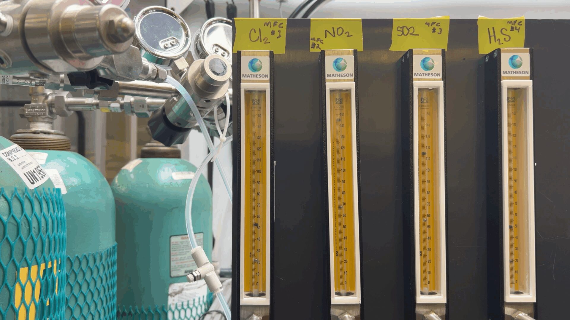 Gas delivery hardware used to introduce reactive gases into a controlled dilution airflow stream for mixed flowing gas testing.