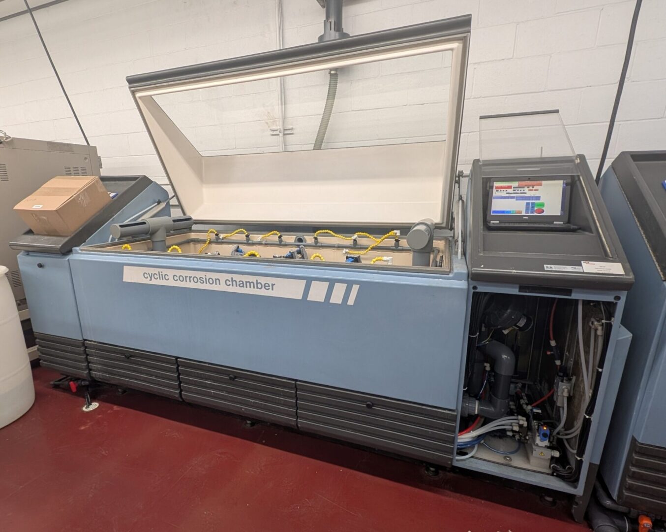 Open cyclic corrosion chamber with control panel