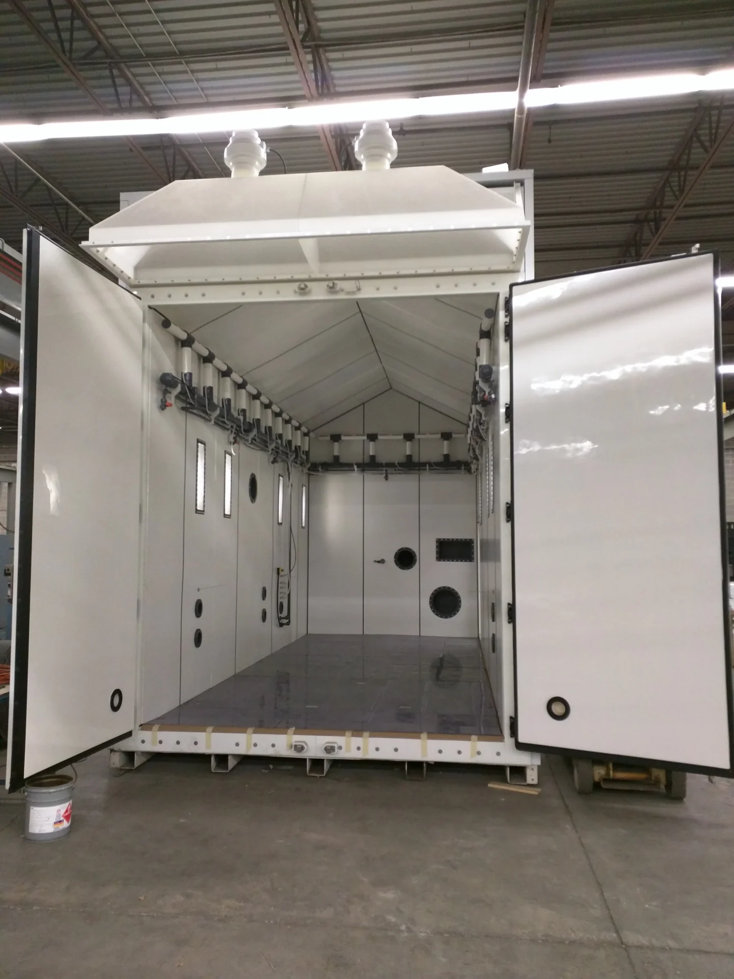 drive-in-salt-fog-wetting-corrosion-chamber-interior